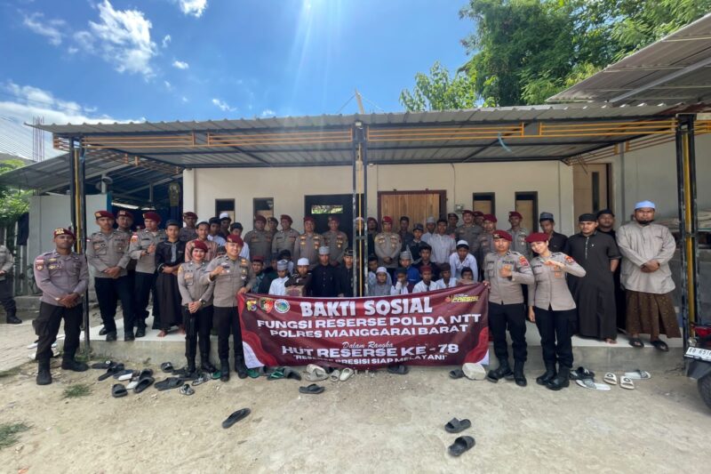 Foto bersama jajaran Reserse Polri dengan para santri Pondok Pesantren Al-Fatah Lamtoro setelah kegiatan bakti sosial.(Foto: Nurjana)