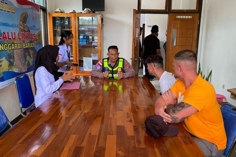 Dua turis asing asal Inggris menjalani pemeriksaan di Polres Manggarai Barat, usai keduanya ugal-ugalan di jalan raya. (Foto: Humas Polres Manggarai)