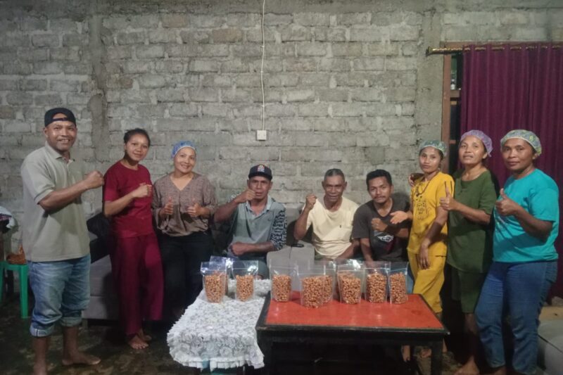 Cemilan kacang tanah hasil inovasi warga Desa Rai kini menjadi sumber pendapatan baru bagi petani lokal (Foto: Redaksi Fajar NTT)