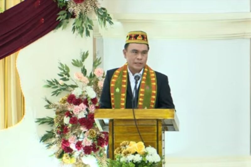 Kepala LLDIKTI Wilayah XV, Prof. Dr. Adrianus Amheka, S.T., M.Eng, saat menghadiri acara pengukuhan dan pelantikan 1.304 wisudawan Unika pada Sabtu, 6 Desember 2025.